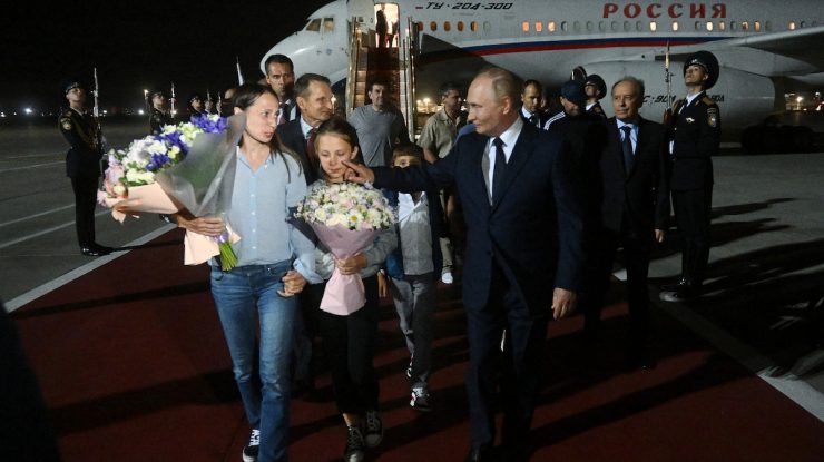 Copiii spionilor eliberați în schimbul dintre SUA și Rusia au aflat în avion că sunt ruși