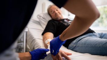 Medicii au început testarea pe pacienți a primului vaccin din lume împotriva cancerului pulmonar. Janusz Racz este prima persoană vaccinată