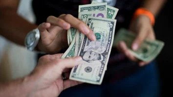 Tinerii își cheltuiesc banii din cauza stresului și a lipsei educației financiare. Sociolog: „Noile generații nu au planuri pe termen mediu sau lung”