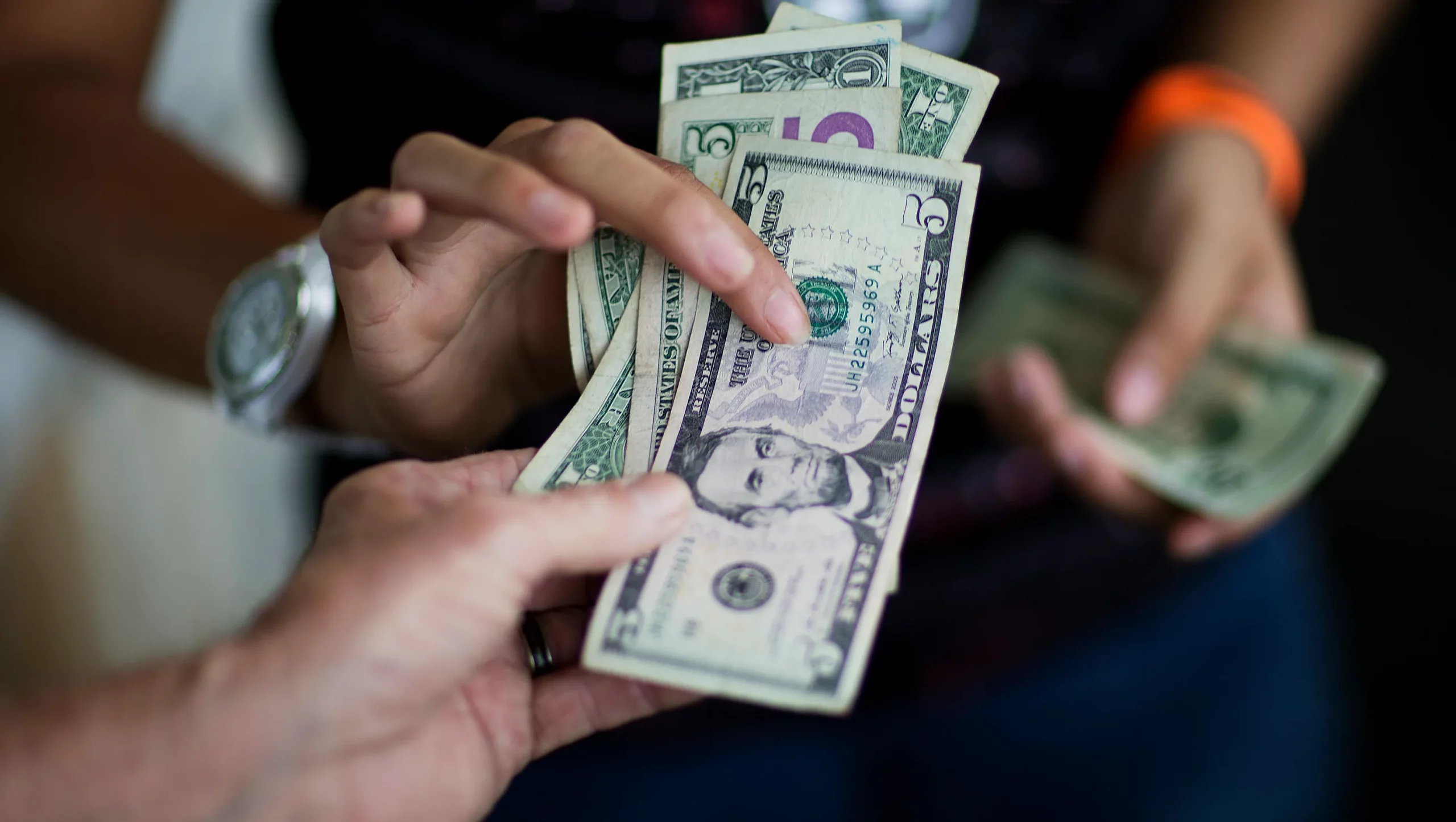 Tinerii își cheltuiesc banii din cauza stresului și a lipsei educației financiare. Sociolog: „Noile generații nu au planuri pe termen mediu sau lung”