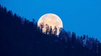 Astăzi urcă pe cer Superluna albastră. Ce trebuie să știi despre acest fenomen