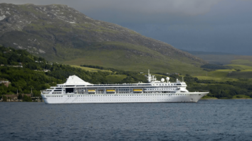 900 de turiști au plătit aproape 1 milion de dolari pentru o croazieră de 3 ani cu Odyssey. Pasagerii stau de 3 luni în Belfast