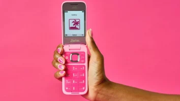 Un telefon „Barbie” a fost lansat cu scopul de a ajuta tinerii să ia o pauză de la social media. Dispozitivul are acces limitat la internet