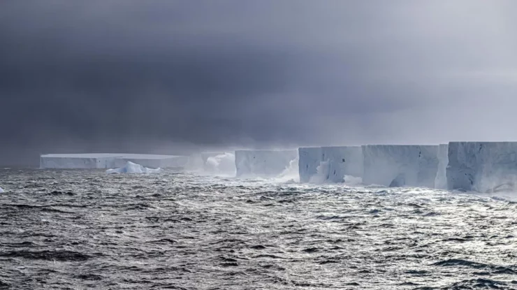 A23a, cel mai mare aisberg din lume, este blocat în jurul unui vârtej oceanic