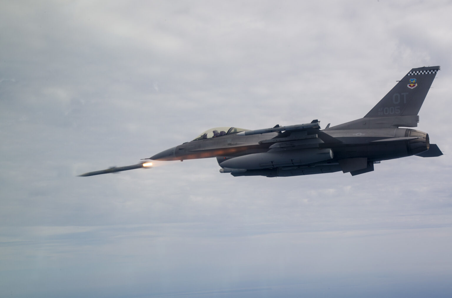 SUA înarmează România cu zeci de rachete AIM-120 AMRAAM