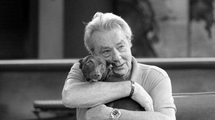 Familia lui Alain Delon respinge cererea acestuia de eutanasiere a câinelui său, Loubo. Actorul va fi înmormântat singur