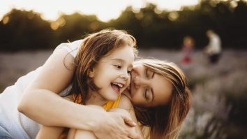 Fetele au mai puțină încredere în ele decât băieții. Consilier parenting: „Ele au nevoie să le fie valorizate eforturile”