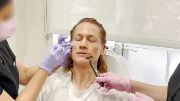 Bryan Johnson „fură” tinerețe de la fiul său. Ce metode folosește magnatul tech pentru a rămâne „forever young”