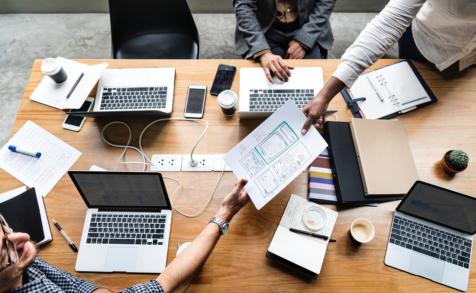 71% dintre angajații din Generația Z aleg mișcarea moonlight. CEO: „Companiile au devenit mai flexibile”