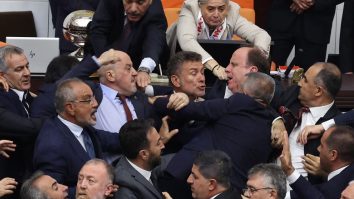 VIDEO: Bătaie în Parlamentul Turciei. Doi deputați au fost răniți