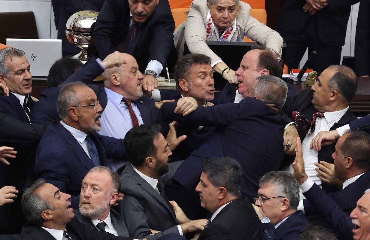 VIDEO: Bătaie în Parlamentul Turciei. Doi deputați au fost răniți