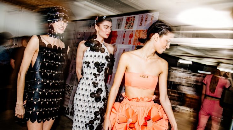 Cum te pregătești pentru Fashion Week? Cele 4 documentare de modă pe care nu trebuie să le ratezi