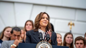 Kamala Harris a fost de acord cu regulile viitoarei dezbateri cu Donald Trump, inclusiv dezactivarea microfoanelor