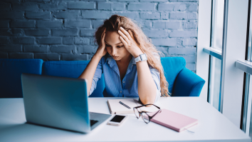 Tot mai mulți angajați simt singurătatea la locul de muncă. Expert HR: „Este important să existe sprijin și discuții”