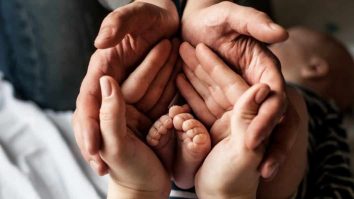 Care sunt avantajele și dezavantajele în a fi părinte la 50 de ani? Psiholog: „Este un egoism îngrozitor prin care copilul ajunge să fie crescut de altcineva”