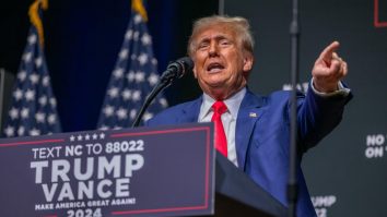 Campaniile Trump și Harris se ceartă în legătură cu dezactivarea microfoanelor în cadrul dezbaterii din septembrie