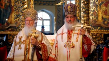 Ucraina adoptă o lege „istorică” pentru interzicerea bisericii minoritare legate de Rusia