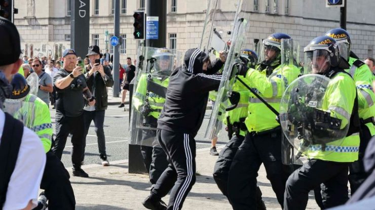 Peste 150 de persoane au fost reţinute în urma violenţelor din Marea Britanie. Astăzi va avea loc o reuniune de urgenţă