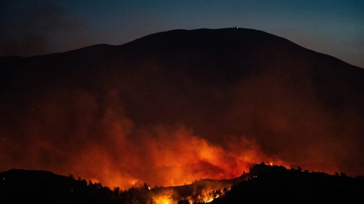 Mii de locuitori sunt evacuați din Grecia din cauză că un incendiu de proporții continuă să facă ravagii la nord de Atena