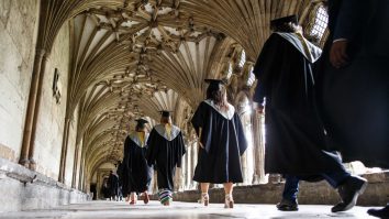 Tot mai mulți studenți români aleg să studieze în Franța. Ce dezvăluie clasamentul Shanghai 2024