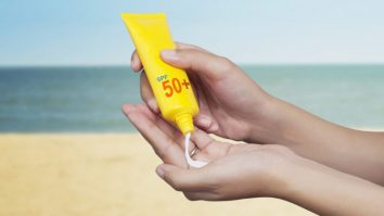 Influencerii de pe TikTok promovează vindecarea acneei prin expunerea la razele solare. Care sunt pericolele