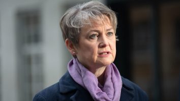 Guvernul britanic vrea ca misoginismul să fie tratat ca o formă de extremism. Ce spune Ministrul britanic de Interne