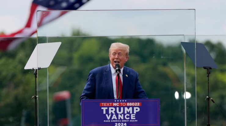 Trump ține primul miting în aer liber după tentativa de asasinat, protejat de sticlă antiglonț