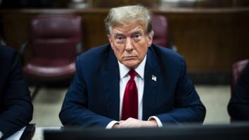 Donald Trump oferă carduri digitale America First la 99 de dolari fiecare. Cinci vor fi autografiate la întâmplare