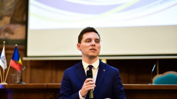 Ciolacu încă negociază la Bruxelles. Ce șanse are Victor Negrescu să fie Comisar European