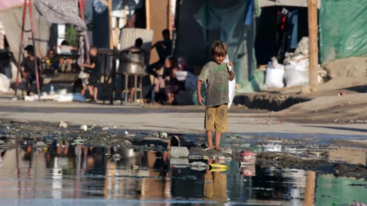 Bolile se răspândesc în Gaza, pe măsură ce apele uzate contaminează taberele și coasta. ONU și OMS cer încetarea focului