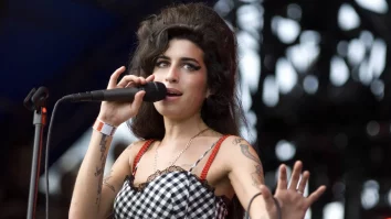 Obiecte din arhivele lui Amy Winehouse, inclusiv versuri scrise de mână și un tricou de bowling personalizat, sunt scoase la licitație