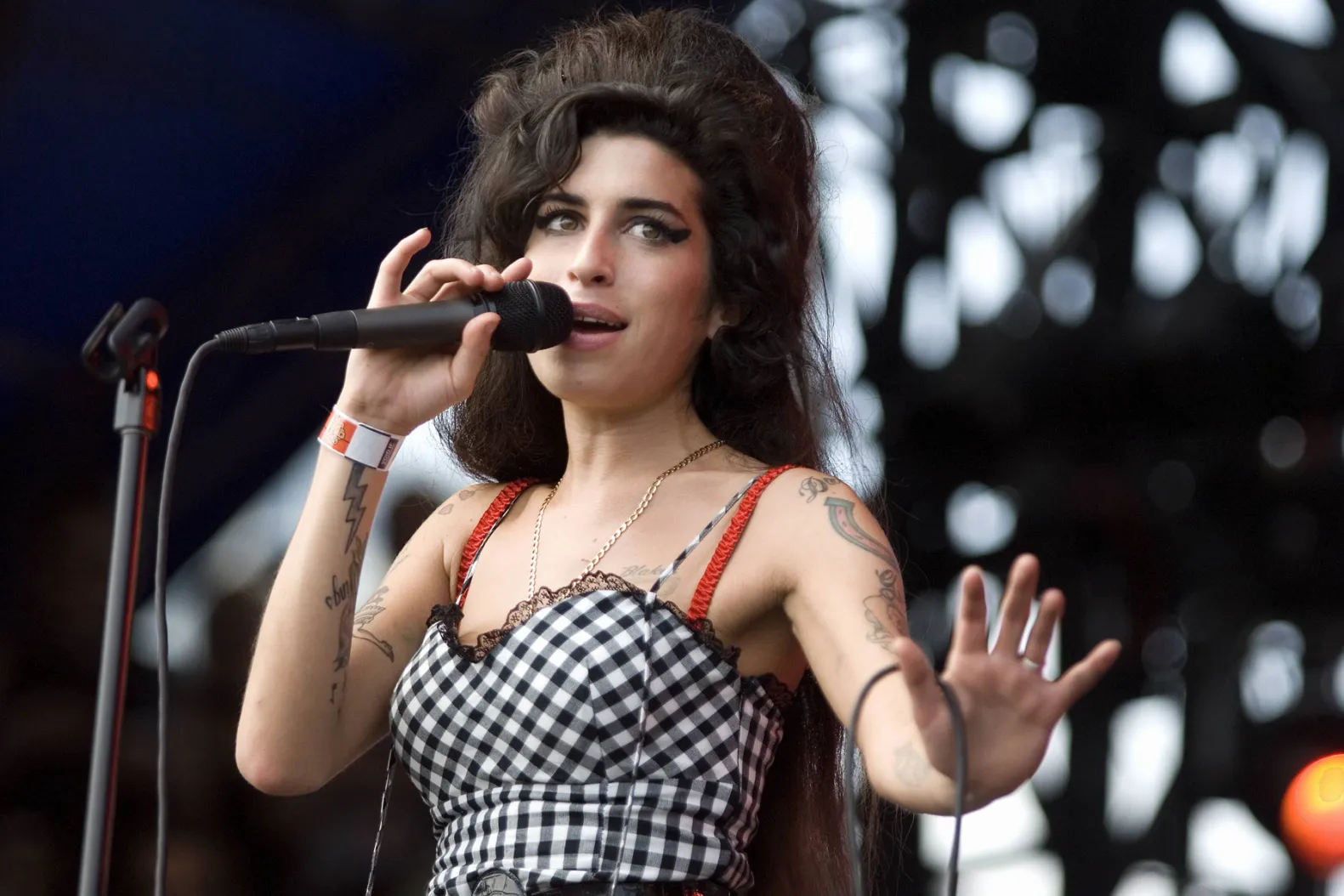 Obiecte din arhivele lui Amy Winehouse, inclusiv versuri scrise de mână și un tricou de bowling personalizat, sunt scoase la licitație