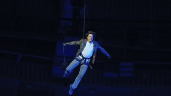 Tom Cruise a avut o apariție spectaculoasă la ceremonia de închidere a JO 2024. Actorul a coborât în rapel de pe acoperișul Stade de France
