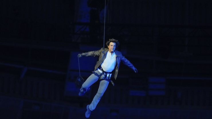 Tom Cruise a avut o apariție spectaculoasă la ceremonia de închidere a JO 2024. Actorul a coborât în rapel de pe acoperișul Stade de France