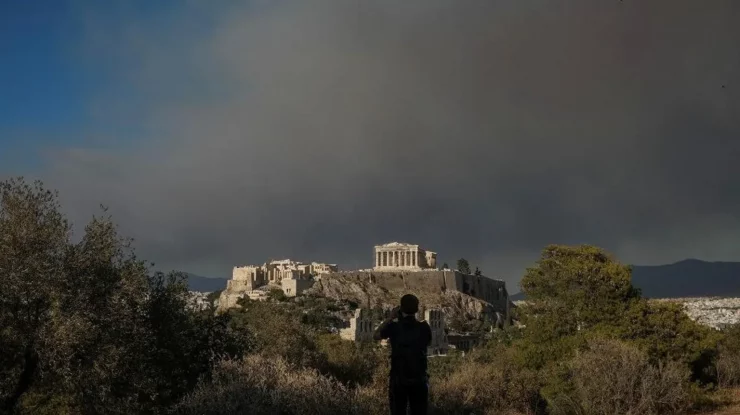 Incendiu de amploare în Atena. Mii de locuitori sunt evacuați