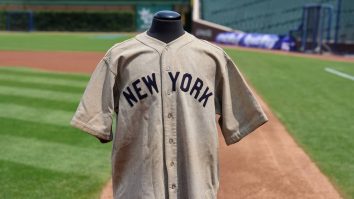 Un tricou al legendarului jucător american de baseball Babe Ruth a fost licitat pentru suma record de 21,3 milioane de euro
