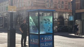 FOTO. Banksy a confirmat că se află în spatele unei noi opere de artă cu pești care a apărut pe o santinelă a poliției din City of London