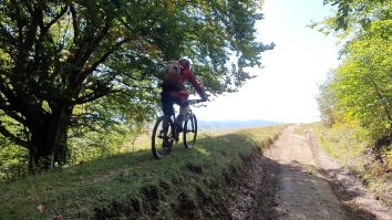 BBC: Jurnalistul Andrew Eames povestește despre fascinanta sa călătorie pe Via Transilvanica: „Fiecare casă din sat avea grădina de zarzavat, livadă și pui”