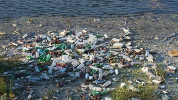 3 milioane de tone de microplastice și macroplastice ajung în natură în fiecare an. Activist de mediu: „Când consumăm ceva în recipiente nesustenabile, creștem cantitatea de microplastic”