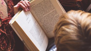 Azi e Ziua Internațională a Iubitorilor de cărți. Ovidiu Șimonca: „Multe biblioteci nu au bani să își cumpere cărți noi”