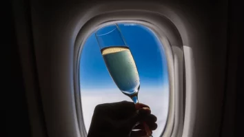 Ryanair nu mai vrea pasageri care beau alcool în aeroport. Cum își propune compania să monitorizeze cantitatea consumată