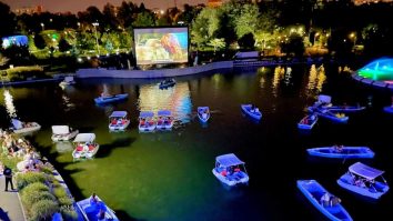 În august, marile parcuri din Sectorul 6 se transformă în cinematografe în aer liber. Vei putea vedea 32 de filme