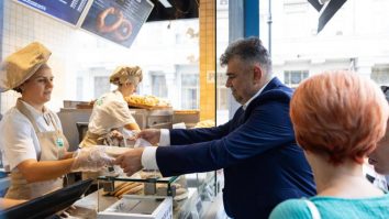 În lipsă de politici publice, principalii candidați la Președinție au început să le arate românilor ce mănâncă. Ciolacu postează clipuri prin care e la coadă la covrigi