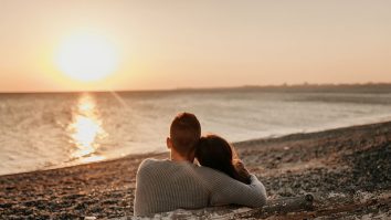 Cum știi dacă partenerul tău te iubește? Psiholog: „Sunt trei elemente esențiale”