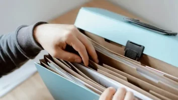 Din toamnă, portofoliul educațional al elevului devine obligatoriu. Ce documente relevante cuprinde acesta