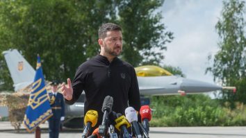 Zelenski anunță că Ucraina a primit primele sale avioane de luptă F-16 de fabricație americană: „Am reușit”