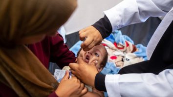 A început vaccinarea copiilor din Gaza împotriva poliomielitei. Israelul a acceptat să întrerupă luptele timp de 8 ore zilnic