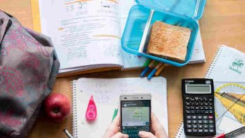 Franța spune „nu” telefoanelor în școli. Exper în educație: „Trebuie să folosim tehnologia, dar nu trebuie să abuzăm de ea”