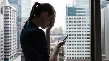 Ce impact emoțional are ghosting-ul în era digitală? Sfatul experților pentru victimele acestui fenomen