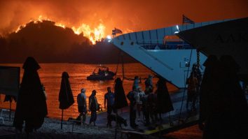 Două mari incendii de pădure au izbucnit duminică după-amiază lângă Atena, în Grecia